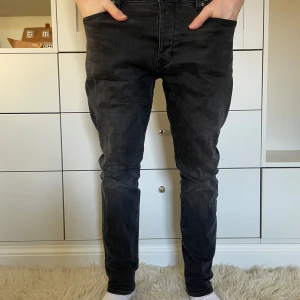 Svarta jeans från Neuw - Snygga svarta jeans från Neuw i modellen Ray Tapered. De har en klassisk femficksdesign och en stilren look. Perfekta för en modern och avslappnad stil.