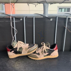 Valentino rockrunner - Ett skit snygga valentino rockrunner skor som funkar för både tjejer och killar. Skicket på skorna är 9-10. Storlek 39, passar upp till 40. Nypris 7000 mitt pris 1699