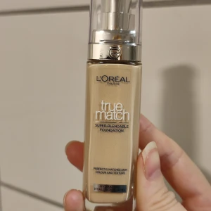 Loreal True Match Foundation 1W - Loreal True Match Foundation i färgen 1W. Varm färgnyans. Helt ny! Plomberingen kvar. Passar en ljus hudton med varma undertoner.