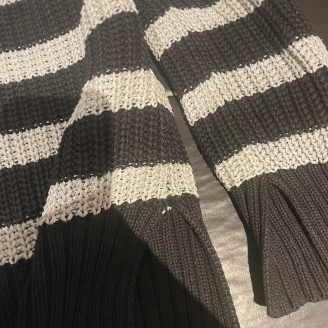 Svart och vit randig stickad tröja - 3