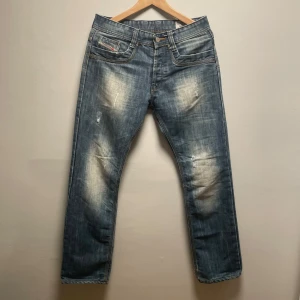 Blå jeans från Diesel - Snygga blå jeans från Diesel med en lätt slitning. Modellen är Safado. Bra skick! 