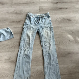 Ljusblå jeansbyxor - Säljer ett par ljusblå jeansbyxor med en klassisk design. De har en rak passform och är högmidjade, vilket ger en bekväm och stilren look. Perfekta för en avslappnad stil. Sälje dessa för de blivit för små för mig, den andra bilden är den bästa bilden jag kunde hitta. Jag är 160
