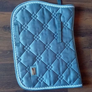 Copperfield schabrak - Ett grått coooerfield schabrak I nästan nyskick, jag köpte det second hand så jag vet inte exakt hur mycket det har använts med det är i mycket fint skick. Det passade inte under min medryttarhäst sades, han  är 1.76 i mankhöjd och väldigt stor men det passar nog alla storlekar från lite C-ponny till storhäst pris går att diskutera!