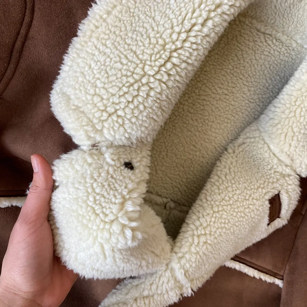 Säljer en snygg oanvänd XL jacka från ZARA. Jackan har långa ärmar och knappar framtill. Perfekt för kyliga dagar med sin varma och stiliga design.. Takit.