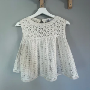 Cremefärgad blus från Zara - Knappt använd, slutsåld på zara o är i storlek M men köpt i Spanien o passar därför även de som normalt har S💞