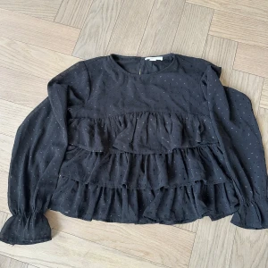 Svart blus Gina Tricot stl 158/164 - Blus från Gina Tricot i bra skick.