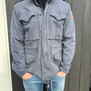 Blå jacka från Denim & Supply Ralph Lauren - Säljer en blå jacka från Denim & Supply Ralph Lauren. Jackan är knappt använd, och därmed i fint skick utan deffekter. Storlek M, men passar S-L