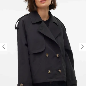 Trench coat! - Säljer min trench coat då jag köpte den i fel storlek! Den är i S och är oanvänd😆👌🏼köparen står för frakten. Pris kan diskuteras!!! Köpte den för Ungeäfr 600kr tror jag