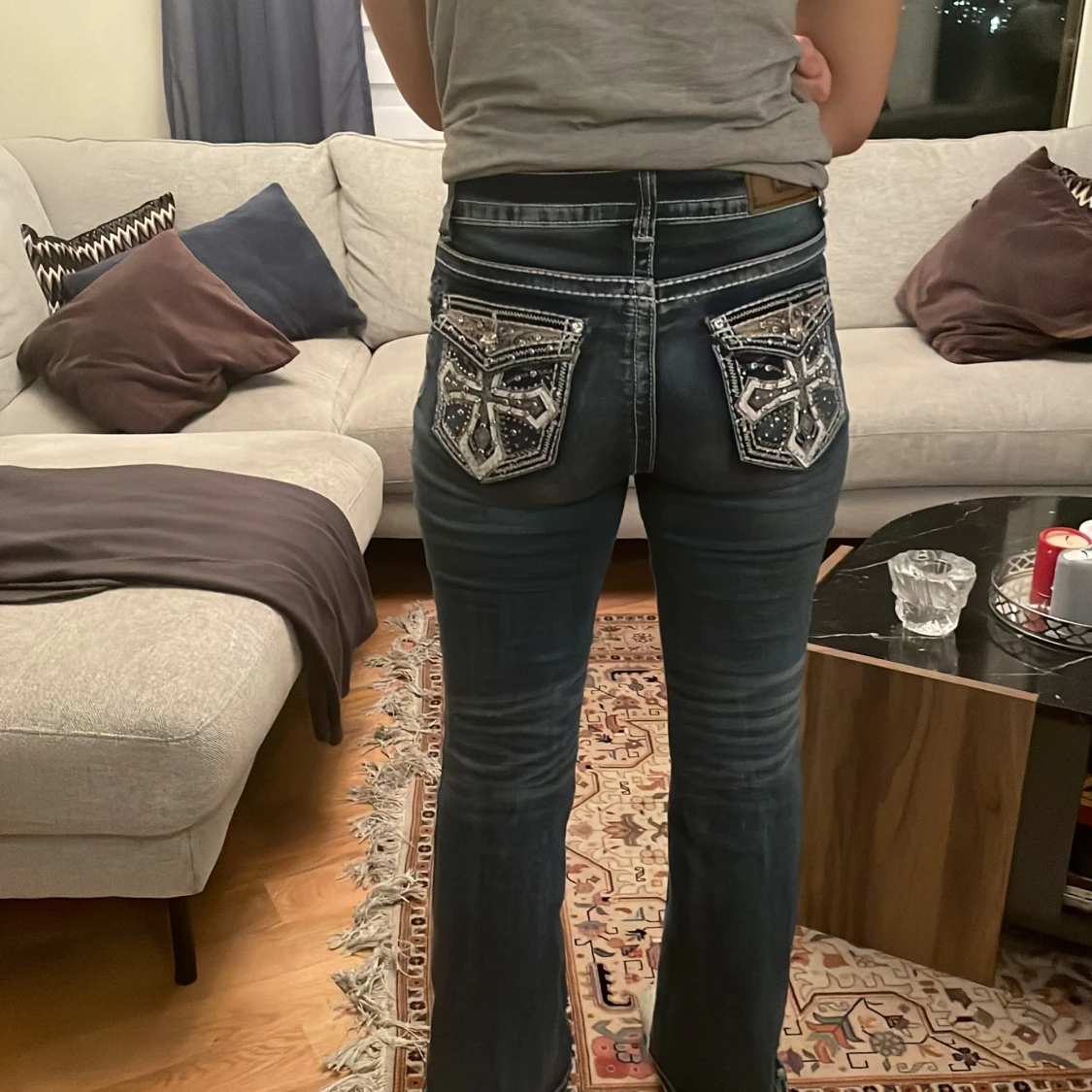 Sänkt pris! Jeans med broderade bakfickor