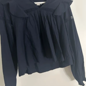 söt blus från gina young 💕💖🩷 - säljer en blus från gina tricot då den tyvärr bara kommit till användning en gång, den är därför i nyskick 🥰