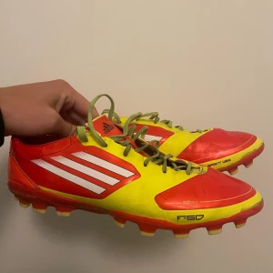 Adidas f50 - Säljer dessa adidas f50 ”Messi”. Storlek 41 1/3 och skicket är så gott som nya väldigt oanvända. 