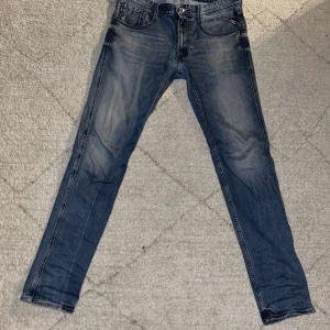 Blå jeans byxor (replay anbass) - Replay jeans (anbass). Byxorna har en dragkedja och knappar framtill samt fem fickor. Perfekta för en avslappnad stil. Defekter- lagade vis skrevet men det syns inte vid användning, trasig i fickan men inget större besvär.