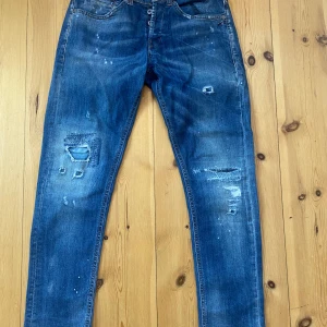 Jeans Dondup George - Dondup George jeans med sjukt snygg tvätt och slitningar. Jeansen sitter skinny/slim och är i storleken 31. Jeansen är lite uppsydda längst ner så skriv för mått och bilder. Tveka inte att skriva vid andra frågor.
