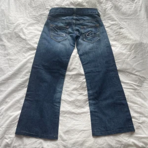 Low waist jeans - Snygga blå jeansbyxor från Esprit. Köpte dem här på plick men dem passade tyvärr inte på mig. Pris kan diskuteras. Midja: 38 cm Höft: 48 cm Innerbenslängd: 70 cm Ytterben: 90 cm Midjehöjd: 17 cm Bredd längst ner: 25 cm