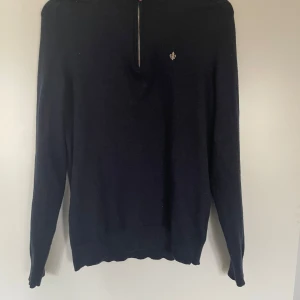 Svart tröja i merinoull från Morris - Pris kan diskuteras vid snabb affär Säljer en stilren svart tröja från Morris i 100% merinoull. Tröjan har en dragkedja framtill och ett diskret emblem på bröstet. Perfekt för kyligare dagar. 