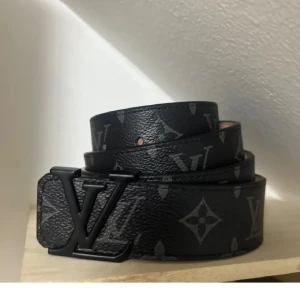 Lyxigt bälte - Snyggt bälte med ikoniskt mönster. Finns i två varianter: ett i svart med monogram och ett i brunt med rutigt mönster. Båda har en stilren svart spänne med logga. Perfekt för att lyfta vilken outfit som helst. 120CM St Pris 400 kr. Paket Pris 650 kr