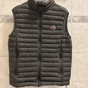 Grå dunväst från Colmar - Snygg grå dunväst från Colmar med dragkedja och quiltad design. Perfekt för lager-på-lager. 
