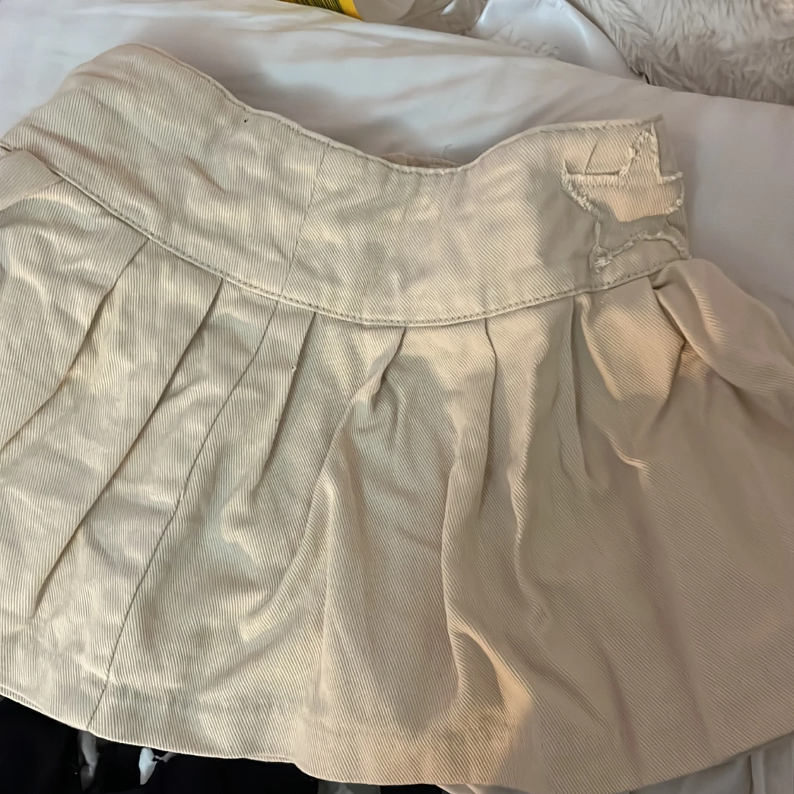 Beige kjol med stjärndetalj - 1