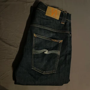 Nudie jeans - Mörkblå Nudie jeans i modellen Thin finn. Skick 10/10 inte använda. Storlek 31/34 skriv om du har funderingar
