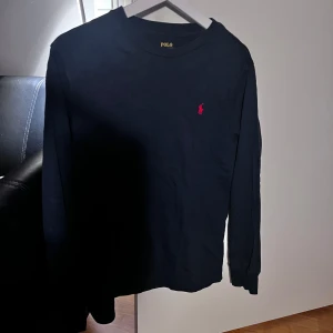 Långärmad tröja från Ralph Lauren - Snygg tröja som är i 14/16 år men den sitter bra på mig som är 178cm. Den måste vara superstor i storleken 