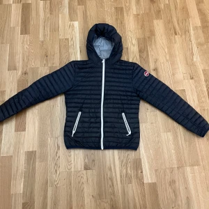 Colmar jacka  - Tja! Säljer en snygg colmar jacka. Den är inte för varm och perfekt nu till våren. Bra skick, finns ett litet hål på sista bilden men går att fixa. Storlek 166 cm. Kan tvätta den innan ja fraktar också. Byte går också. Skriv vid funderingar!