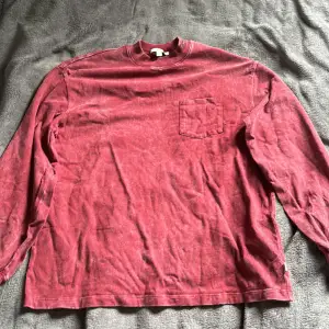 Säljer en röd långärmad tröja från Vans med en bröstficka. Tillverkad i ett mjukt material. //tröjan e ite smutsig de som e designen‼️💯