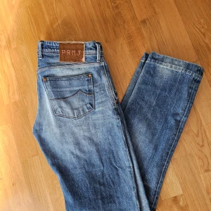 Jacob cohën limited edition jeans - Säljer ett par riktigt snygga jeans från Jacob Cohen. 👖| Jeansen är en begränsad upplaga, nr 1504 av 2000👑  | I perfekt skick, inga defekter, som nya👍 | Storlek 31 slim fit/ tailored fit.| Kan skicka exakta mått om man vill ha det.📏