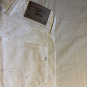 Vita jeansbyxor från Replay - Snygga vita jeansbyxor från Replay. Perfekta för en stilren och exklusiv look nu till sommaren. Jeansen är använda 2-3 gånger så de är så gott som nya. 