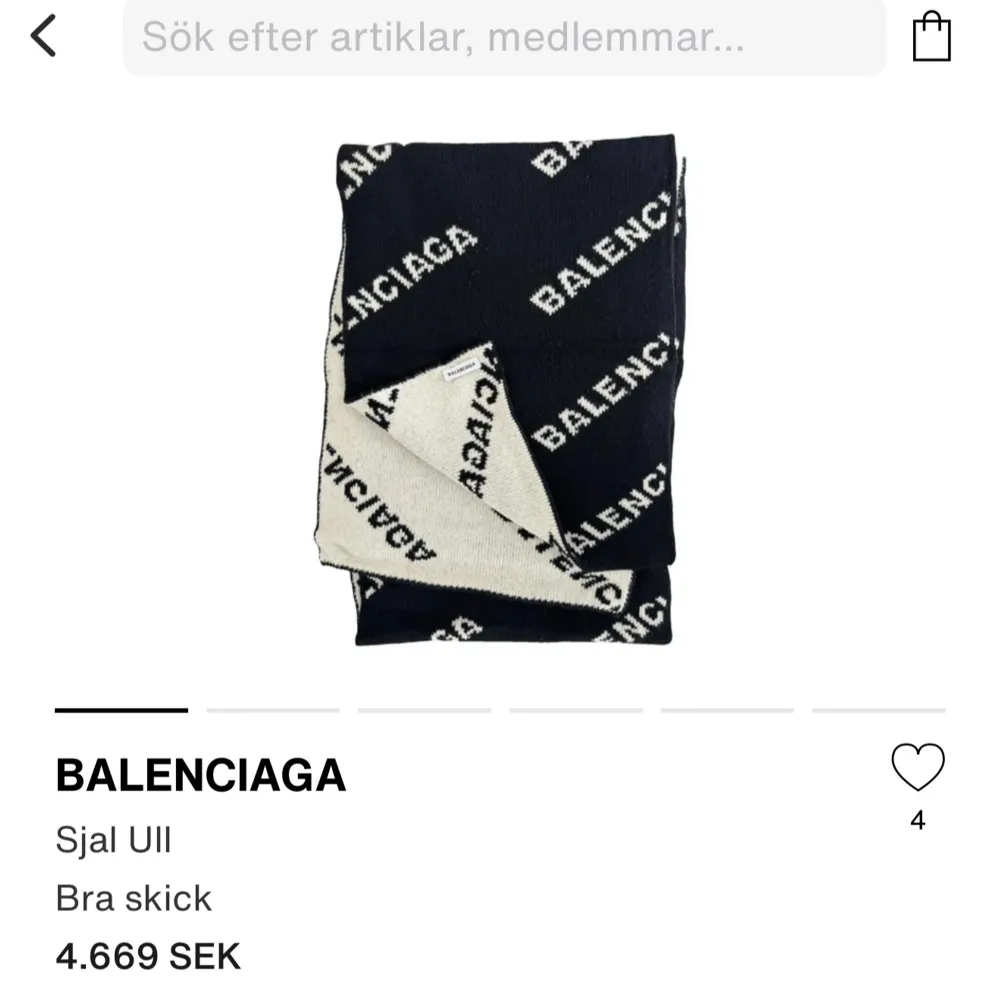 Unisex svartvit mössa samt matchande halsduk från Balenciaga. De båda är i bra skick! De kan säljas separat, 2500kr var isf annars 4000 för båda!. Asusteet.
