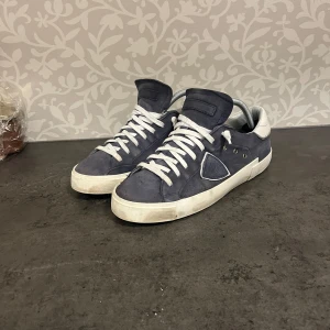 Philippe  model  - Säljer dessa riktigt feta Philippe  model skorna i storlek 41 passar runt 42 skick 8/10 finns en defekt annars bra skick. Og digitalt kvitto . Fraktar bara med PostNord. Tag gärna byten  