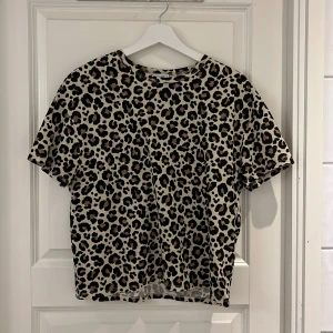Leopardmönstrad t-shirt från Zara - Säljer en cool leopardmönstrad t-shirt från Zara. 💞Den har en normal passform och korta ärmar, perfekt för att ge din outfit en vild touch. Aldrig använd😻🌠
