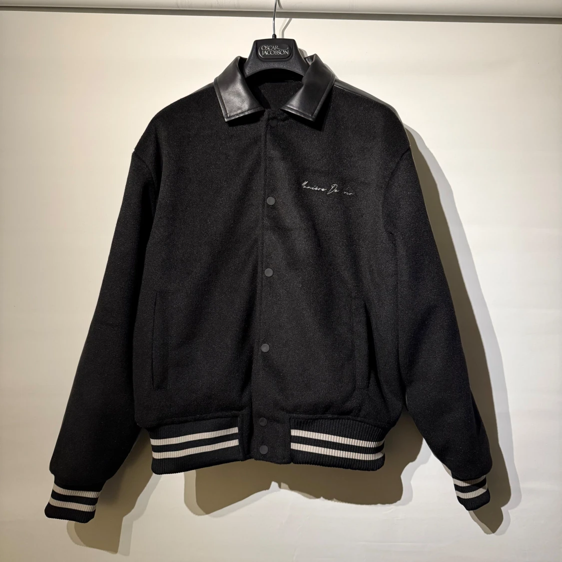 Svart bomberjacka med läderdetaljer