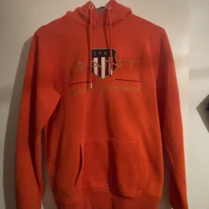 Hoodie  - Säljer denna Gant hoodien då den är för liten. Aldrig använd och är i nytt skick. Storlek S. Priset kan diskuteras. 