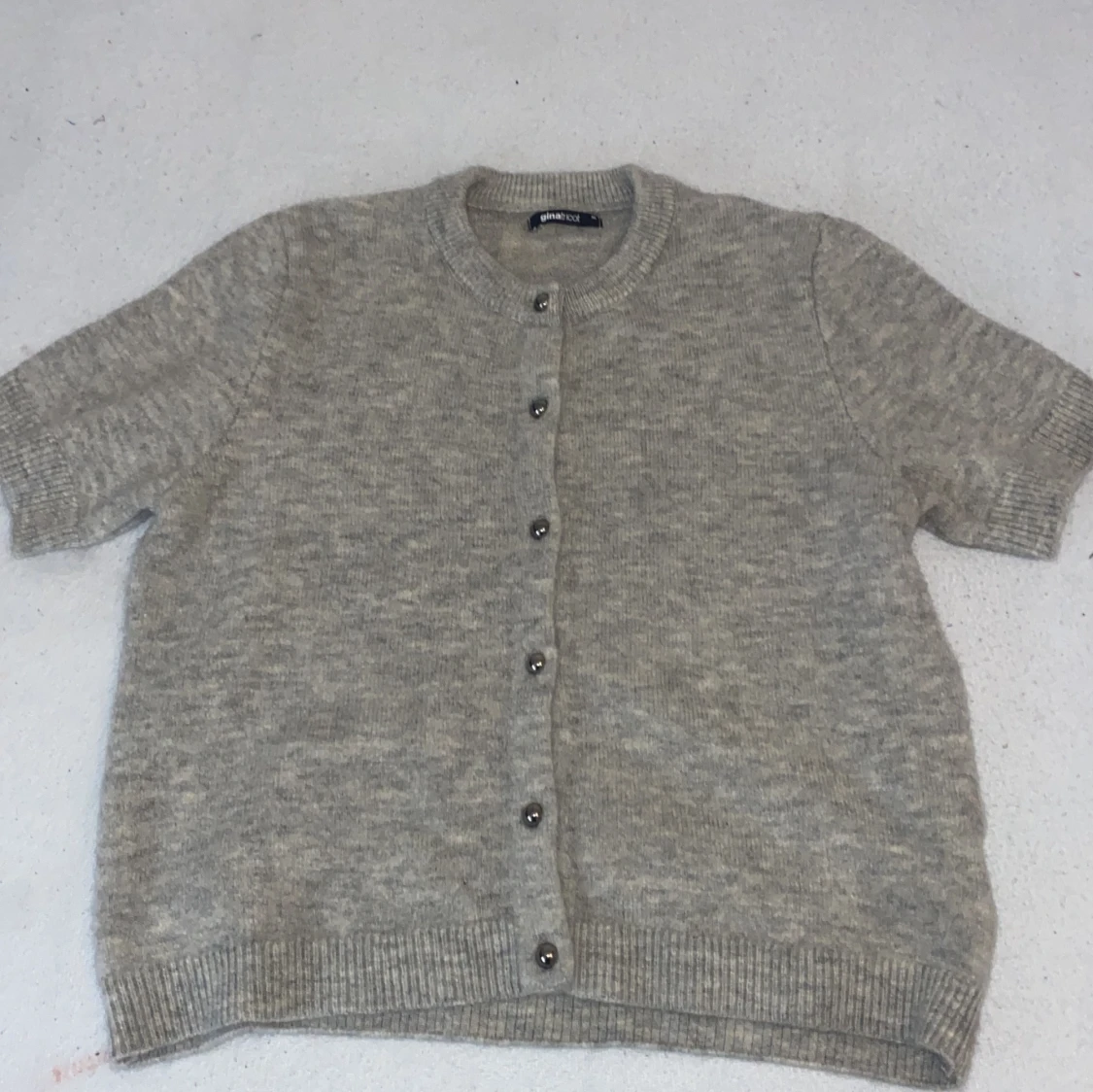 Grå stickad kofta 