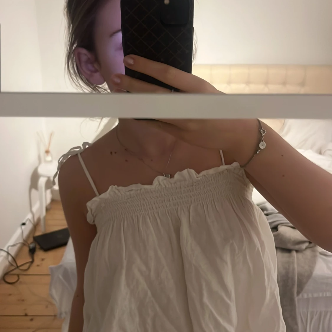 Vit ärmlös linnetopp