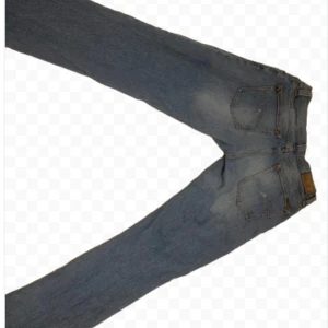 Blå jeans från Nudie jeans Grim tim - Snygga blå jeans från Nudie Jeans med en klassisk femficksdesign. De har en rak slim passform och är tillverkade i slitstarkt denim. Perfekta för en avslappnad/grisch stil. Fick de i julklapp men de var för långa och stora på mig användes 4 gånger innan de hamnade i garderoben och nu säljer jag dem, inga defekter, skick 10/10, W32 L32. Nypris 1600KR. Nudie erbjunder även gratis reperationer i deras Repair stations. Min längd 169 mina normala jeans waist är 30. Men otroligt fina.