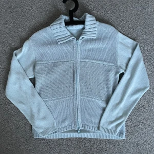 KOFTA - en blå kofta i stolek S, osäker på vart den är ifrån!