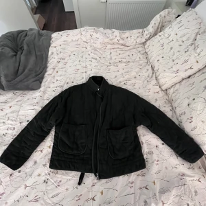 Zara jacka  - Säljer en svart quiltad jacka med dragkedja och stora fickor framtill🥰 skriv vid frågor/bilder passar s som m
