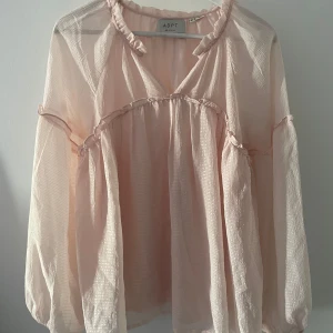 Rosa blus - En rosa blus som passar perfekt till den uppklädda och vardags stilen. Aldrig andvänd och tyvärr för stor.