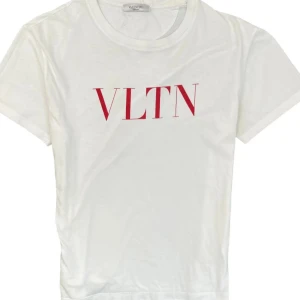 Intressekoll valentino t-shirt - Snygg vit t-shirt från Valentino med röd VLTN-text på framsidan. Perfekt för en stilren look. Kortärmad och tillverkad i mjukt material för extra komfort. Endast intressekoll!