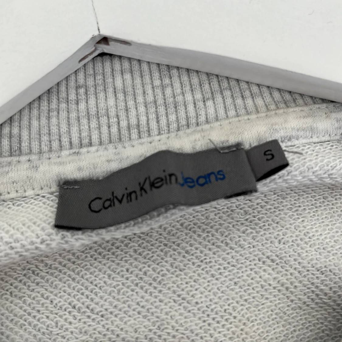 Grå sweatshirt från Calvin Klein Jeans - 2