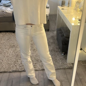Vita jeans  - Snygga vita jeans, perfekt till våren😍 köpta från Gina ”perfect jeans” är modellen