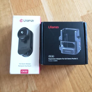 Ulanzi Expansion adapter för DJI Osmo pocket 3 + backpack clamp * POCKET EXPAND KIT - Råkade köpa dubbletter, därför säljer jag dessa i nyskick! De säljs egentligen separat men jag säljer dem som ett kit. !Kameran medföljer ej! La till några bilder så att man kan få ett hum om hur de fungerar ungefär. På sidan av expansion-adaptern kan man t.ex. sätta fast en mini selfie lampa, och på baksidan finns ett skruvhål för att kunna skruva fast DJI:n på ex. klämmaren då. Själv slidar jag in dji-micken där, dock finns risken att den glider av då den nt sitter så bra. Pm:a för fler bilder