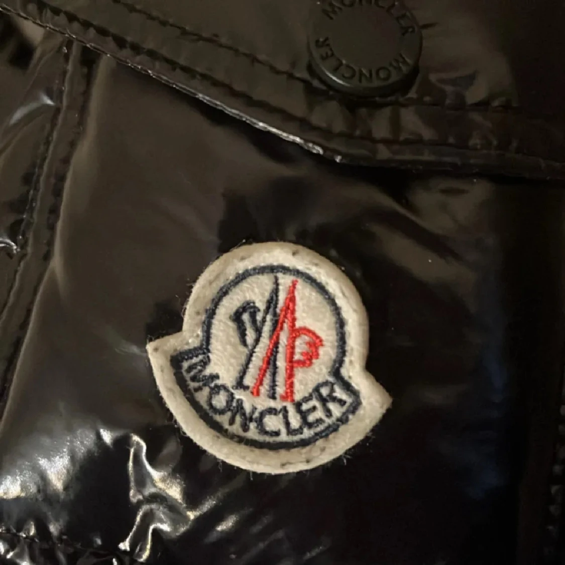 Svart glansig dunjacka från Moncler - 1