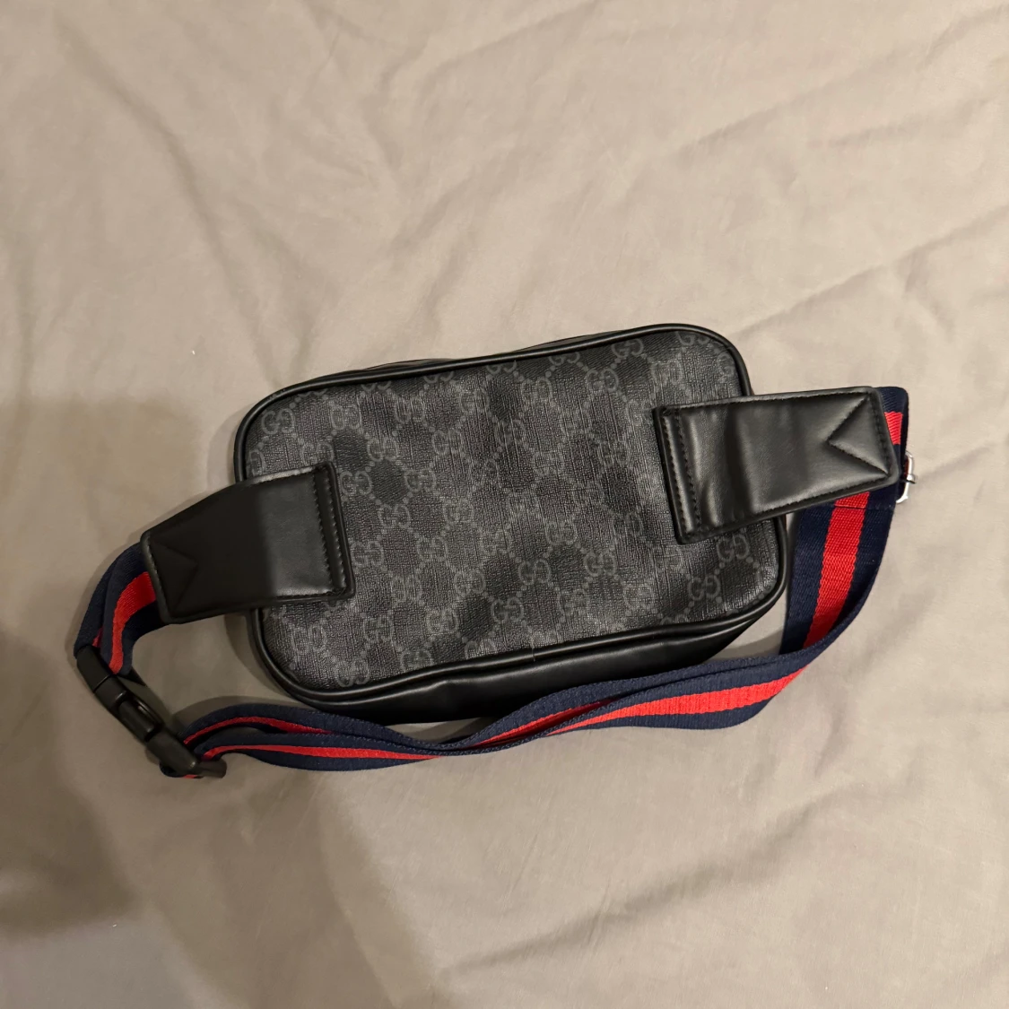 En till Svart Gg axelväska med mönster i annan modell  - 2