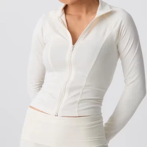 Vit croppad zip-jacka i bomull - Snygg vit croppad jacka med dragkedja framtill och hög krage. Jackan är figurnära och har långa ärmar, perfekt att slänga på sig över träningslinnet eller till ett par jeans. Använd få tal gånger/inga fläckar eller skador! Pris går att diskutera vid snabba affärer 