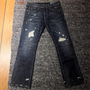 Jack & Jones jeans - Säljer ett par feta mörkblå jeans med slitningar från jack & jones i storlek W30 L32