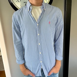 Ralph lauren skjorta - En snygg ralph lauren skjorta i mycket bra skick som är i storlek S Nypris 1600kr mitt pris 449kr✅ Fraktas inom 24h📦✅ 