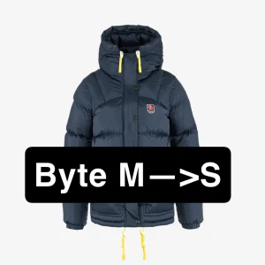 Marinblå fjällräven jacka  - Vill gärna byta min marinblåa fjällräven jacka till en i S. Endast använd en vinter men har en liten defekt i luvan som inte syns. Kontakta vid frågor eller fler bilder😊