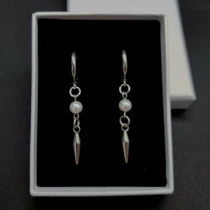 Silvriga örhängen med pärldetalj - Snygga  örhängen. Rostfrit stål 